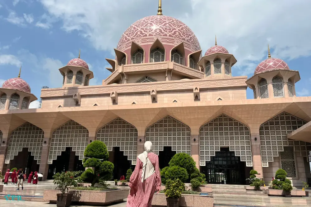 Pink masjid Malaysia